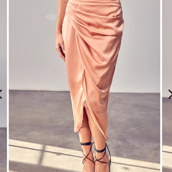 NWT DO + BE
Pleated Midi Wrap Skirt Size Medium - Picture 2 of 5